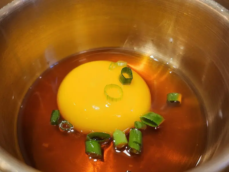 황금빛 노른자가 솥밥의 풍미를 더하는 모습