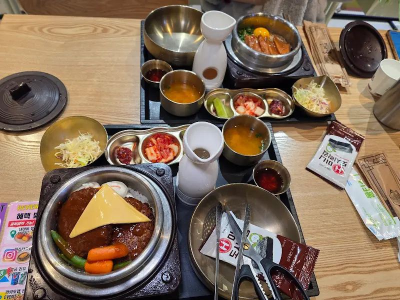 정갈하게 차려진 솥밥 한 상 차림