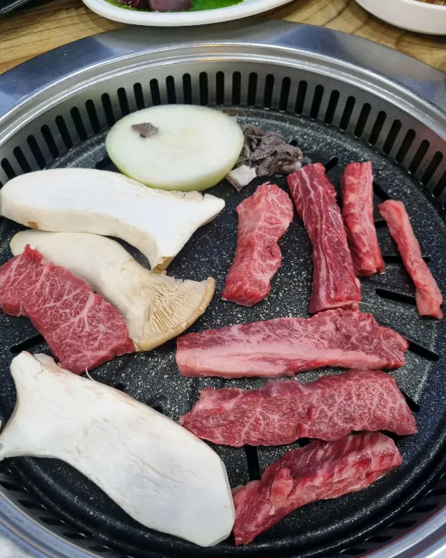 숯불 위에 구워지는 소고기