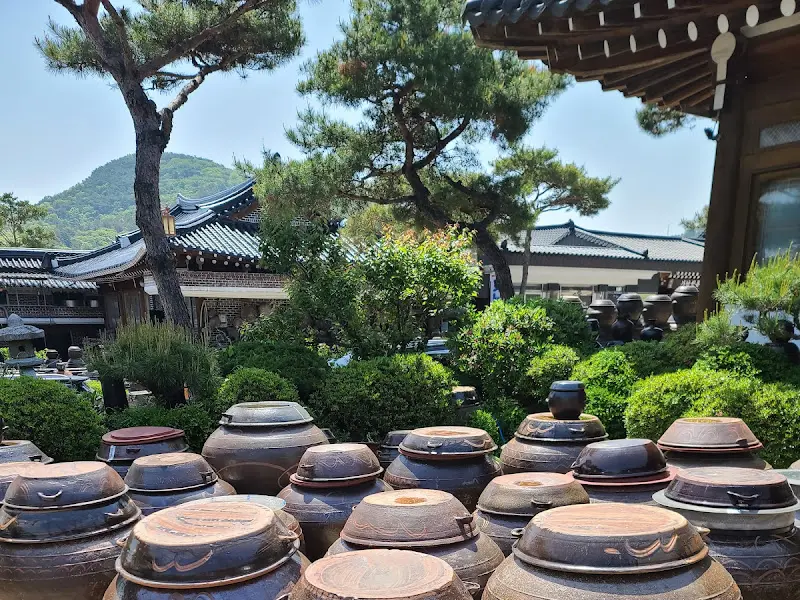 옹기들이 가득한 풍경