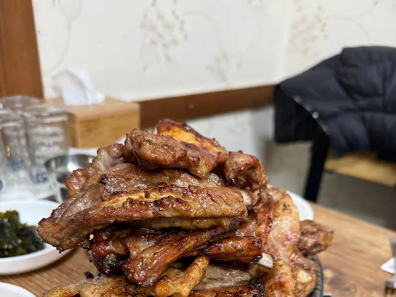산더미처럼 쌓인 돼지갈비