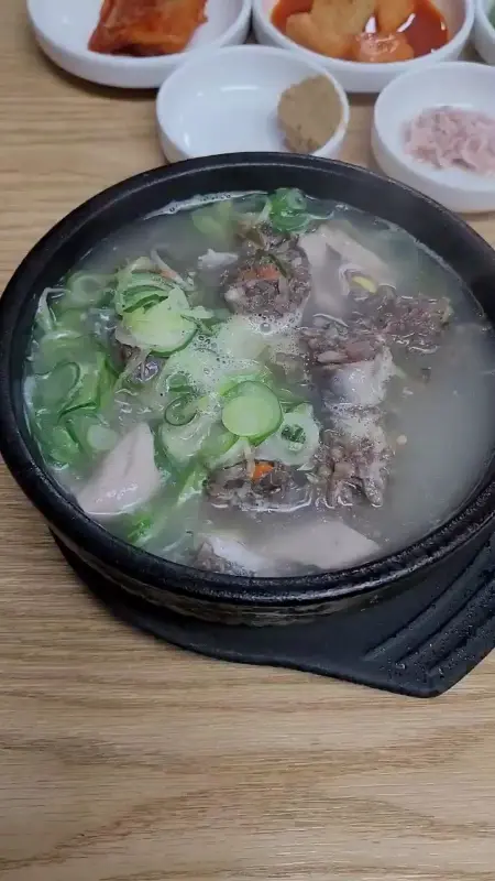 국밥에 부추무침을 넣어 먹는 모습