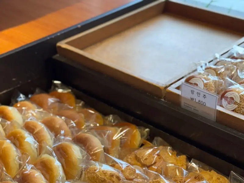 진열된 빵