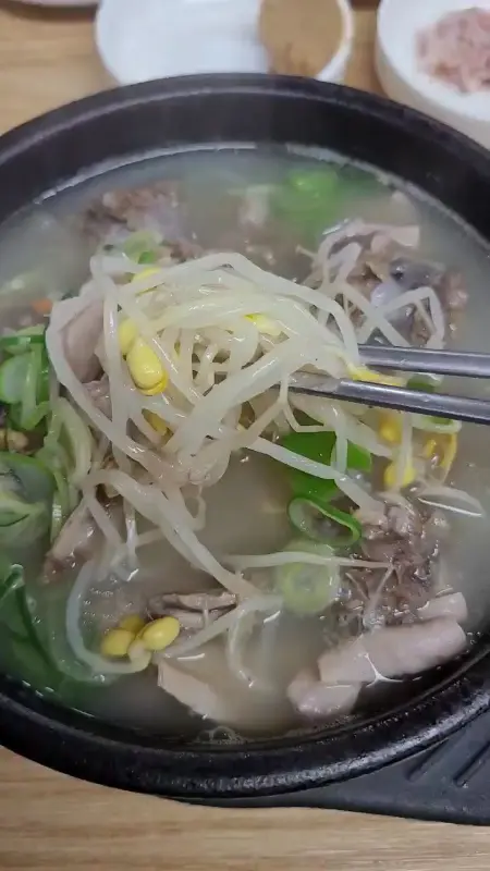 콩나물이 들어간 국밥의 시원한 국물