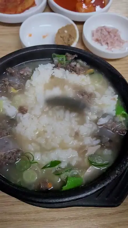 밥을 말아먹는 국밥