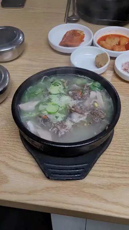 깔끔하게 차려진 테이블