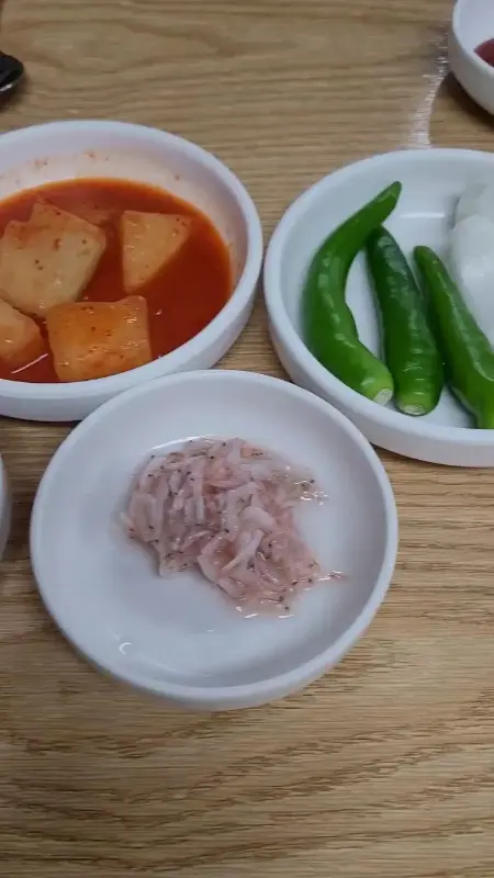 국밥과 함께 제공되는 반찬들