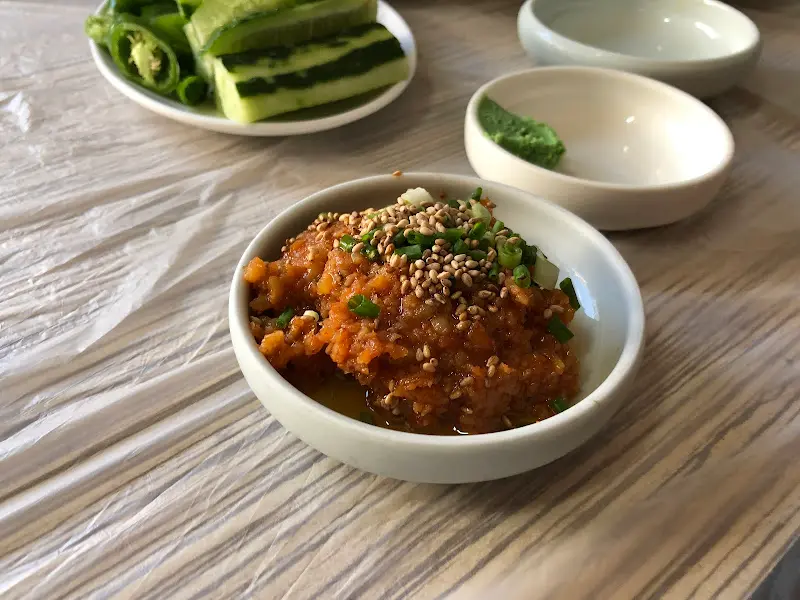 싱싱한 채소와 쌈장이 놓인 테이블 세팅