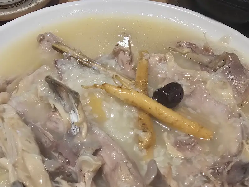 뽀얀 국물의 닭백숙