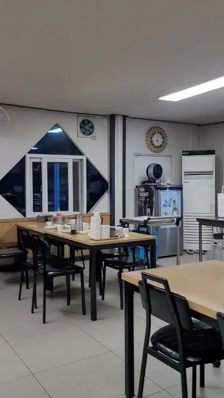 깔끔하고 넓은 식당 내부