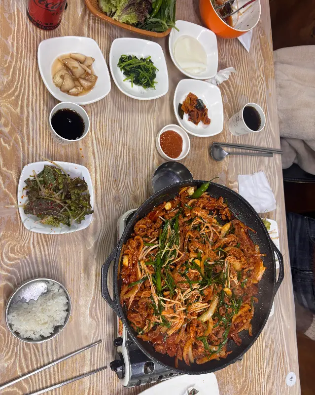 테이블 가득 차려진 오리불고기 한 상 차림