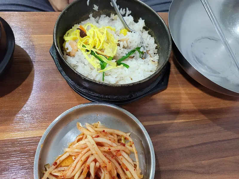 맛있게 비벼진 솥밥
