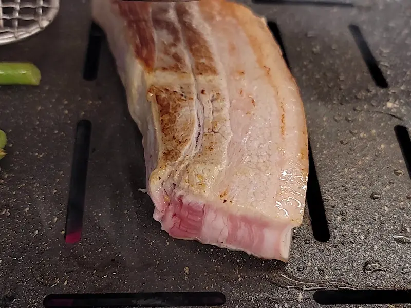 불판 위의 삼겹살