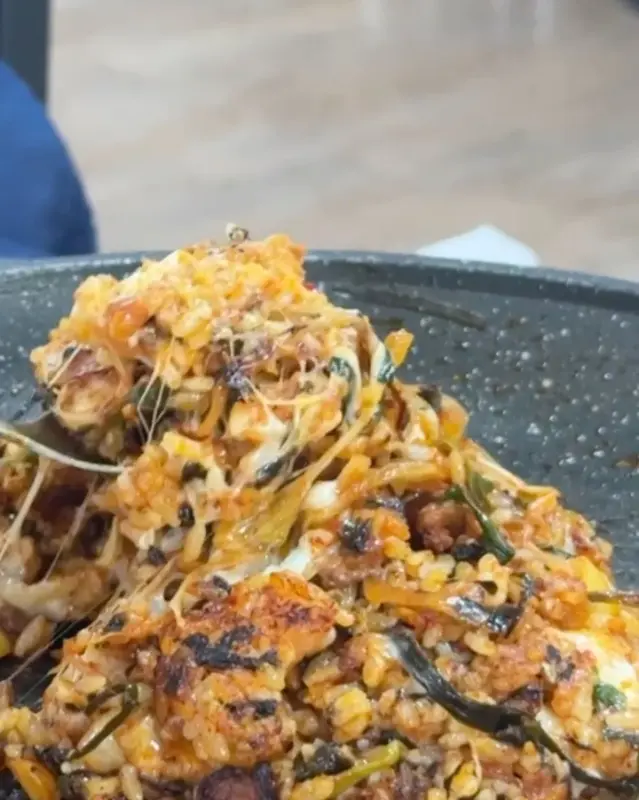 치즈 토핑이 추가된 볶음밥