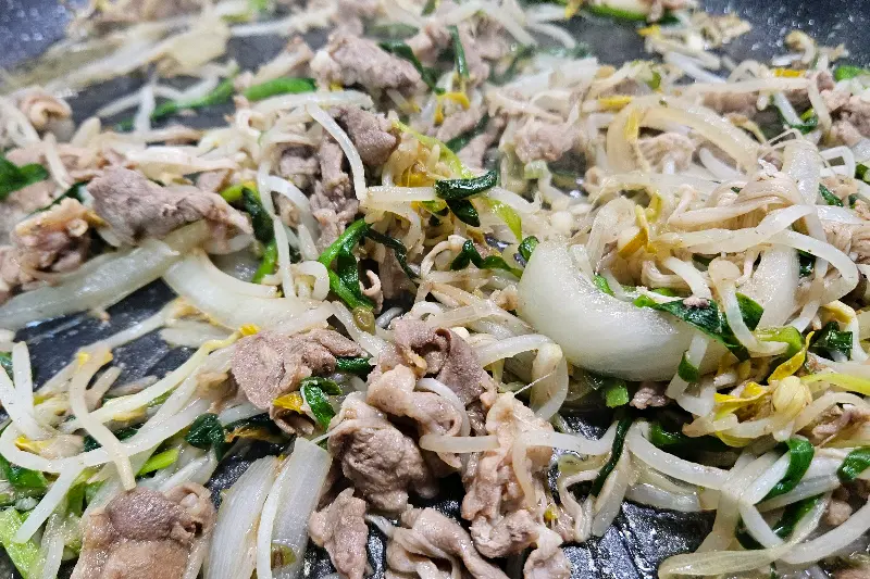 불판 위에서 익어가는 오리 소금구이