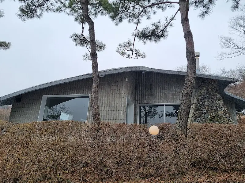 아우트로 커피 외관