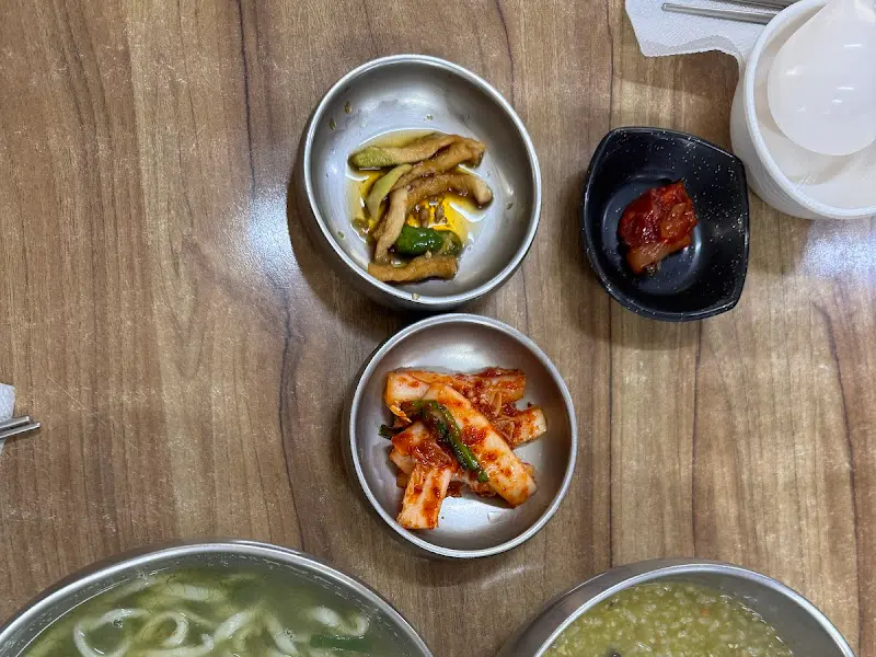 정갈하게 담겨 나온 밑반찬