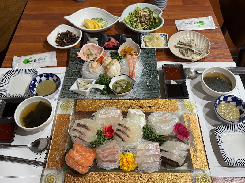 한 상 가득 차려진 해산물 코스 요리