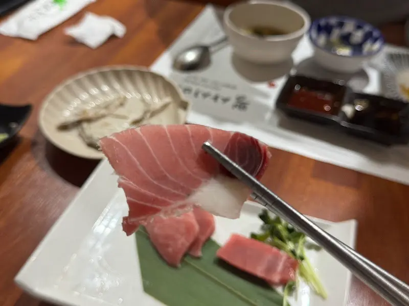 젓가락으로 집어 올린 참치회