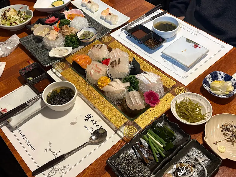 테이블 가득 차려진 음식