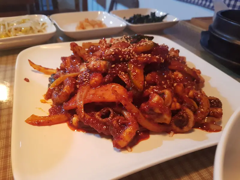 매콤한 낙지볶음 메인 플레이팅