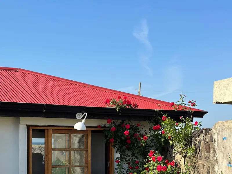 빨간 지붕과 꽃이 어우러진 외관