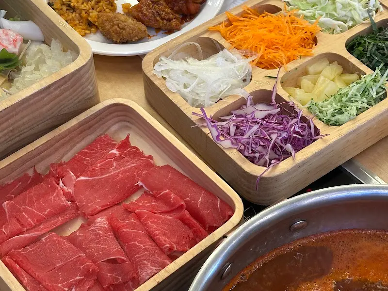 샤브샤브와 함께 놓인 나시고랭 볶음밥