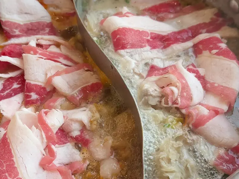 샤브샤브 냄비 속에서 익어가는 고기