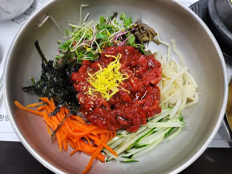 푸짐한 육회비빔밥