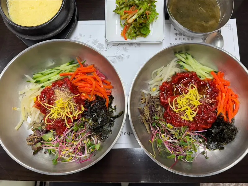 육회비빔밥 두 그릇