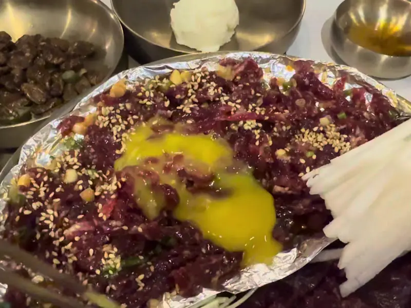 뭉티기에 노른자를 곁들여 풍미를 더하다