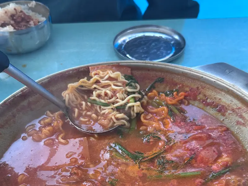 라면 사리가 들어간 부대찌개의 모습