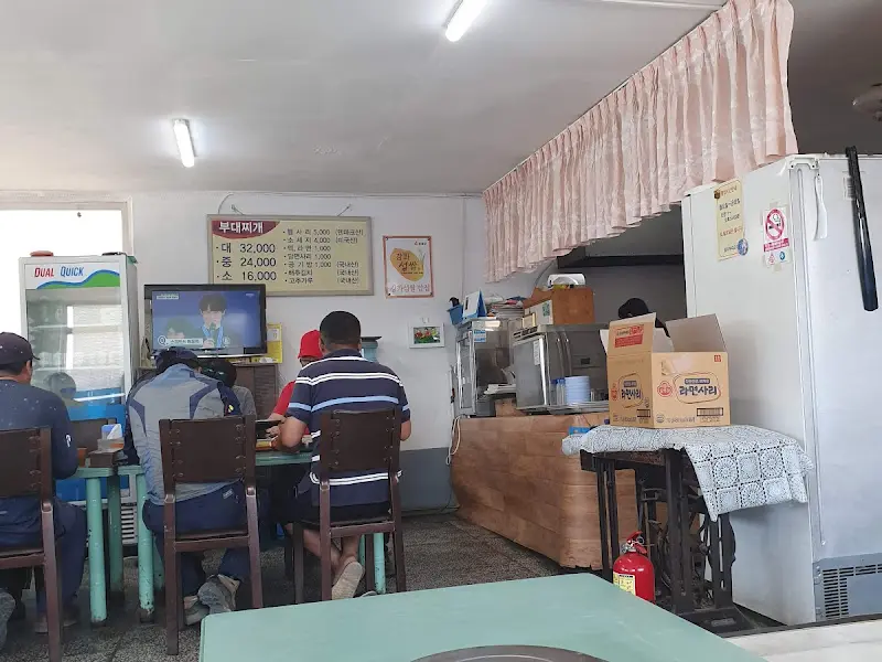 손님들이 식사를 즐기고 있는 모습