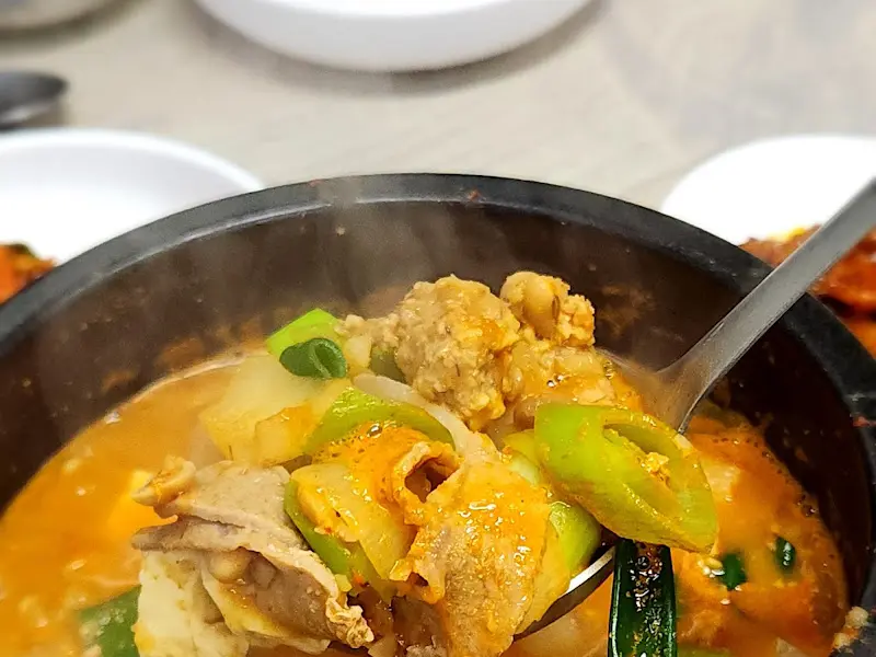 뚝배기에 담겨 나온 청국장