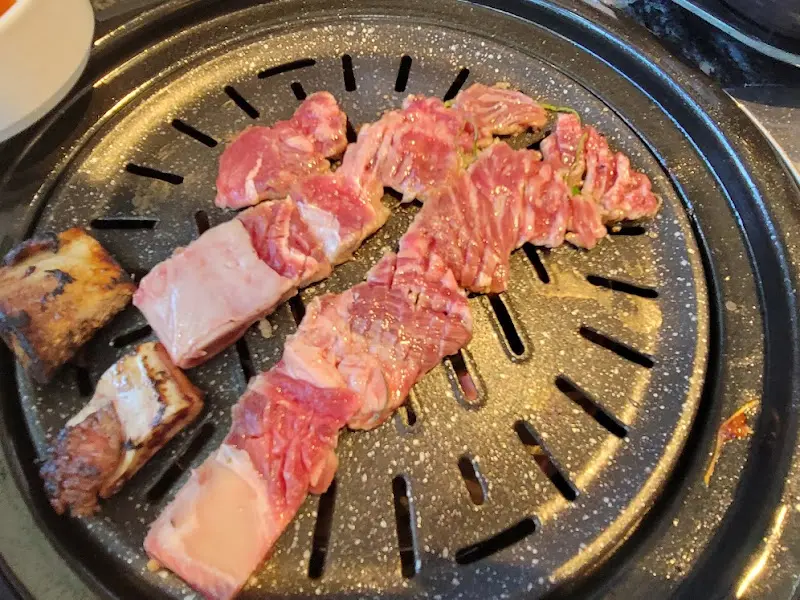 숯불 위에 구워지는 양념갈비