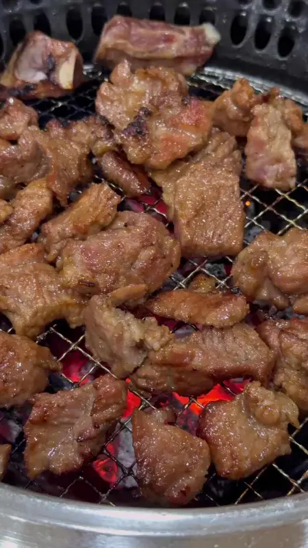 숯불 위에서 익어가는 돼지갈비