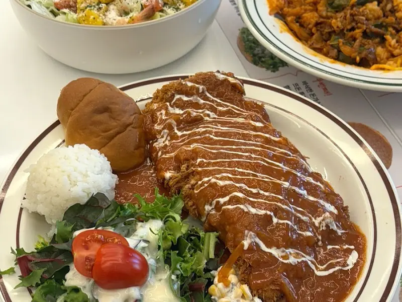 소스가 듬뿍 뿌려진 돈까스