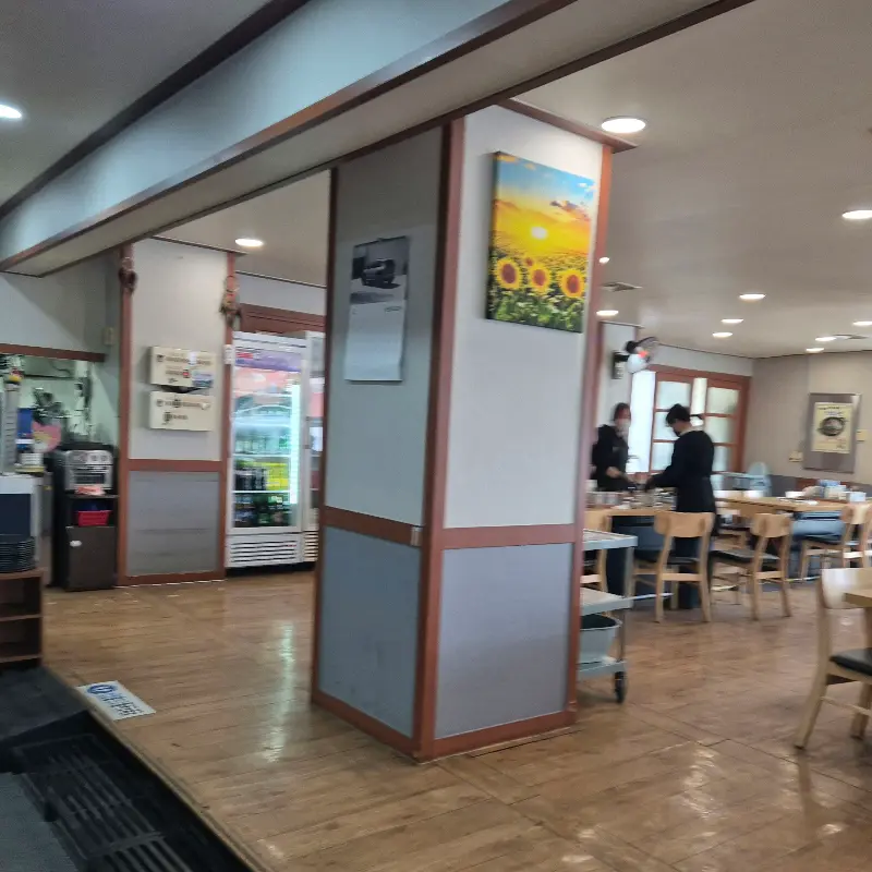 넓고 쾌적한 매장 내부