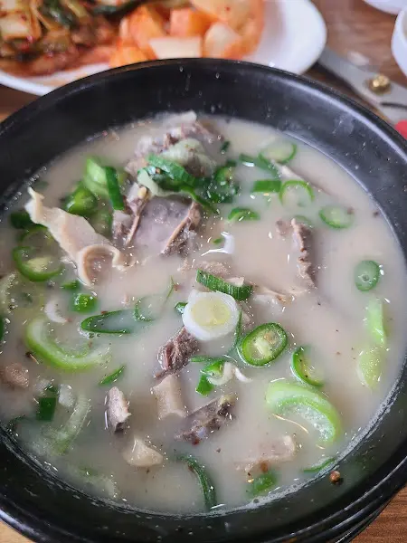 순대국에 다진 고추를 넣은 모습