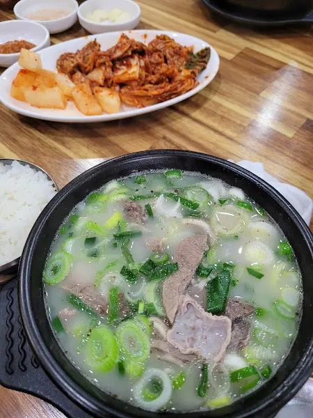 순대와 내장이 가득한 순대국