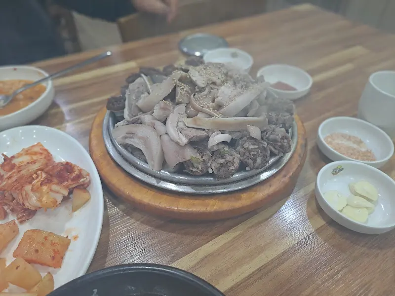 순대, 곱창, 염통 등이 푸짐하게 담긴 철판 요리