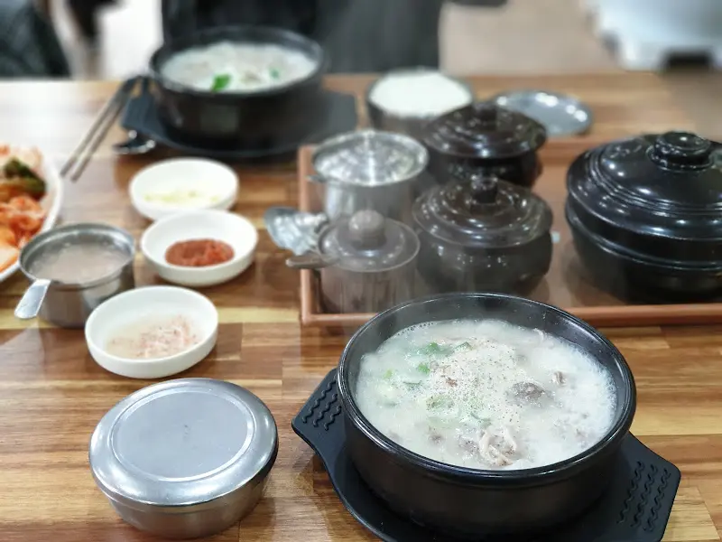 다양한 양념 통들이 놓인 테이블