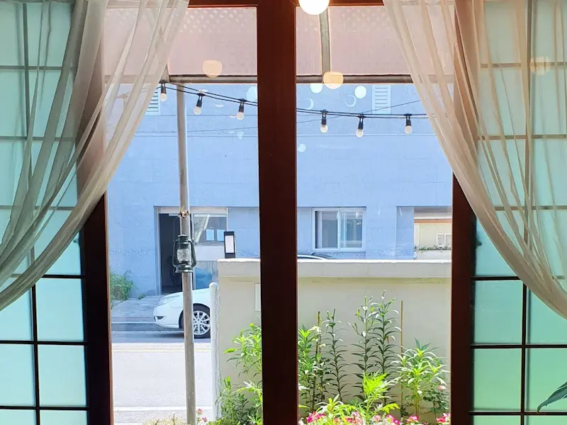 햇살이 들어오는 창가 좌석