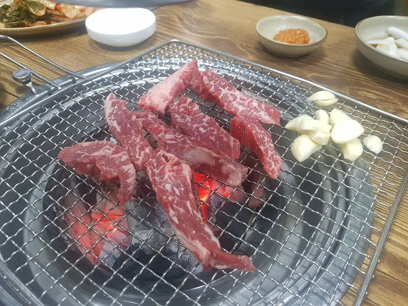 숯불 위에서 익어가는 소갈비살