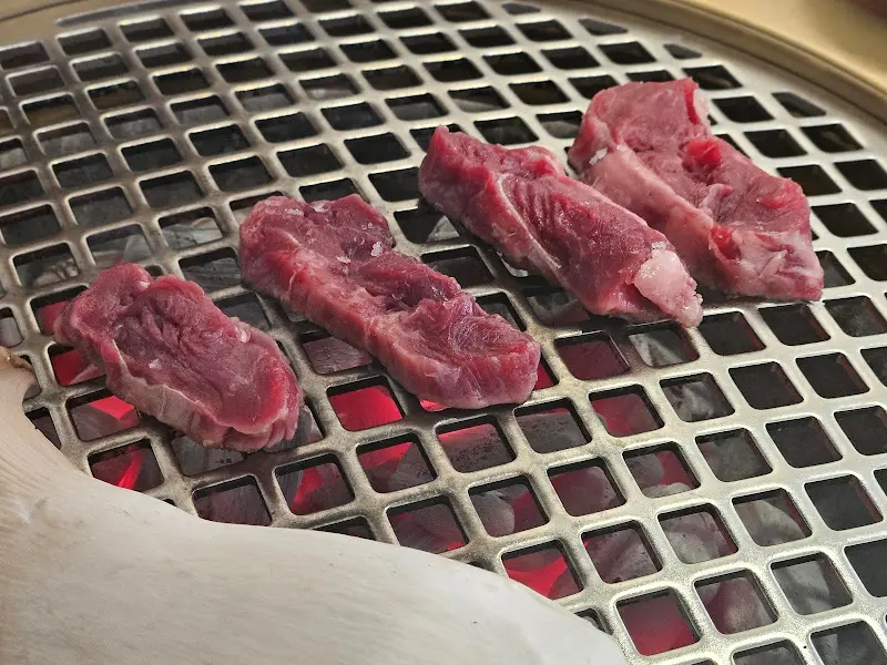 숯불 위에 구워지는 고기