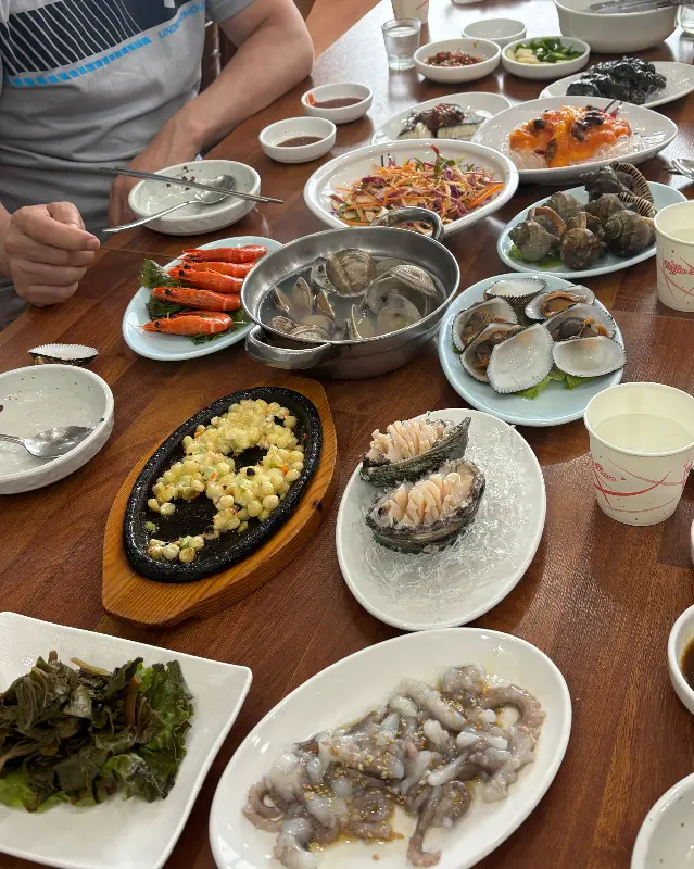 푸짐하게 차려진 스끼다시 한 상