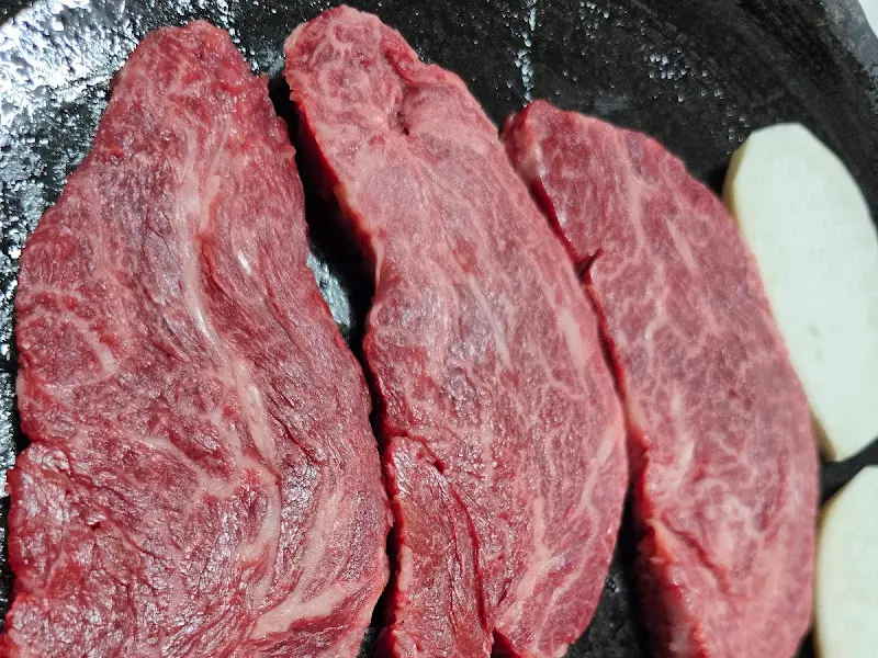 잘 구워진 갈비살