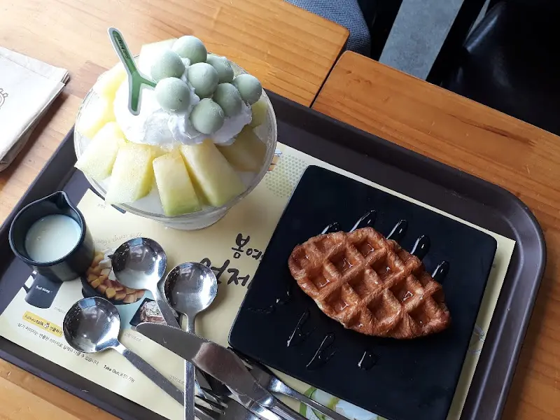 멜론 빙수와 와플이 함께 놓여있는 쟁반