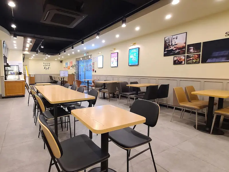 밝고 깨끗한 설빙 내부 전경