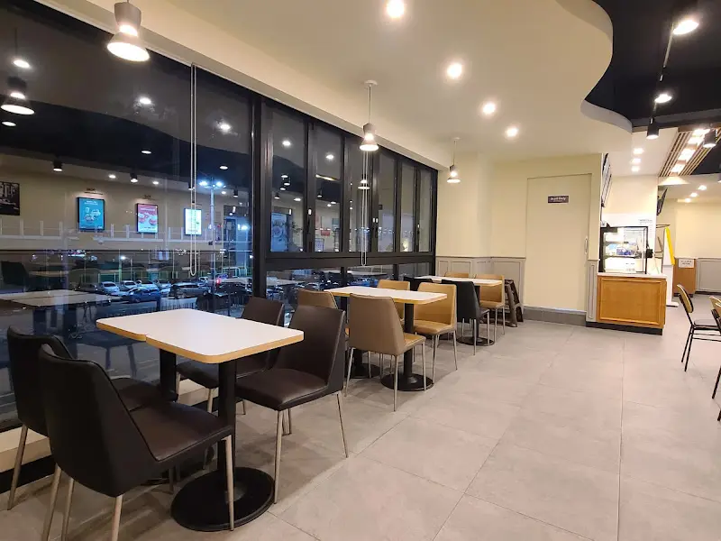 넓은 창문이 있는 설빙 내부 모습